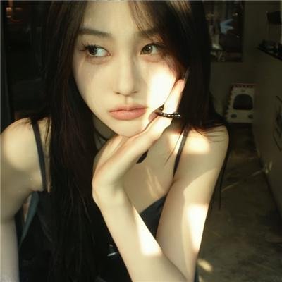 出墙红杏两家春